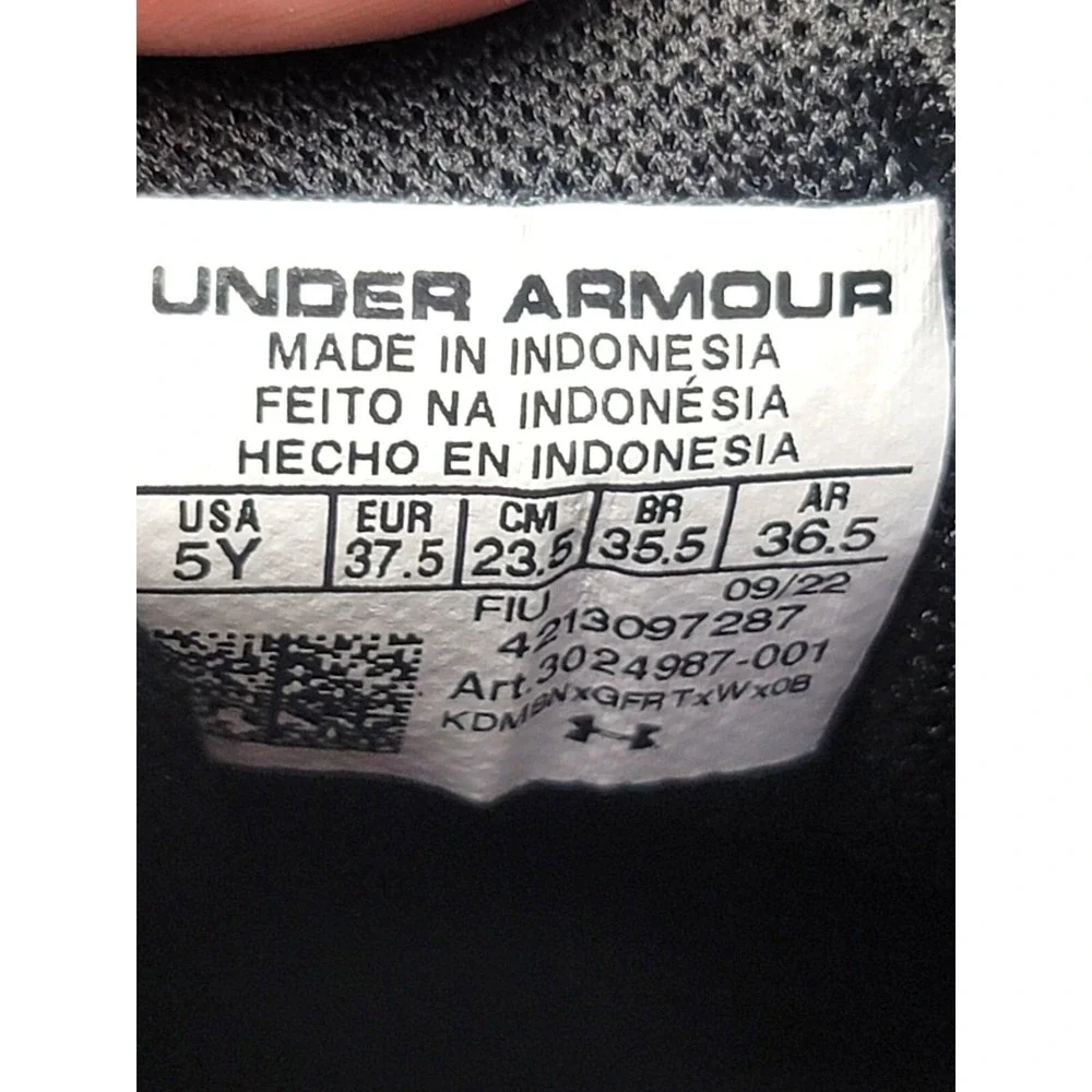 NWOT Under Armour Youth 5 unisex Running Shoes Black‎ Mesh Grunge Athletic